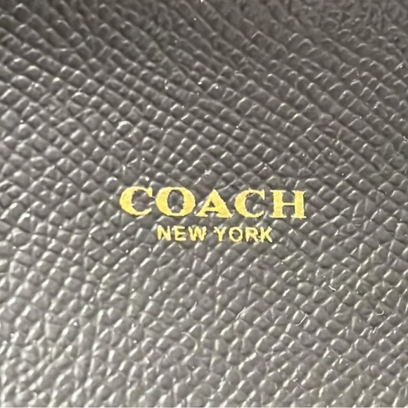 COACH Peyton Signature Slim Envelope Model
F54022 EUC - Picture 9 of 9